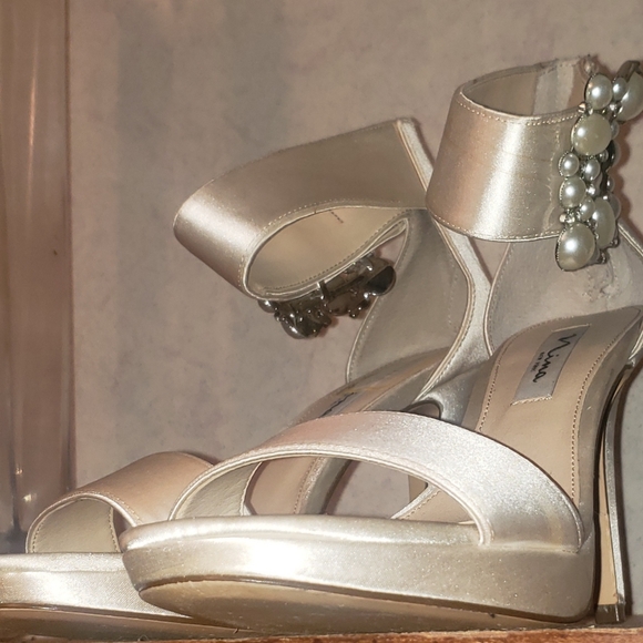 Shoes. Cream color satin Nina pumps - Picture 8 of 11